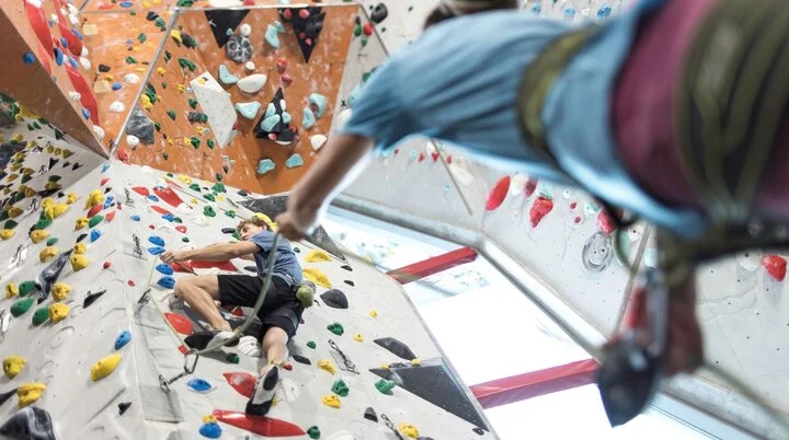 Sicherung beim Klettern: Eine Frau unterstützt ihren Kletterpartner in der Wand | © DAV / Jens Klatt