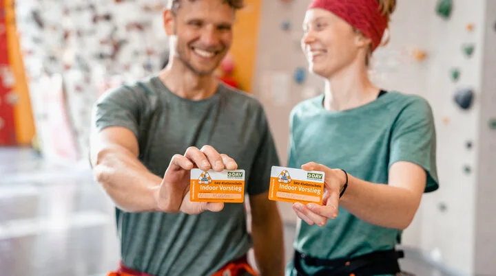 Zwei Persnen halten ihren Mitgliedsausweis in die Kamera | © DAV/Marisa Koch