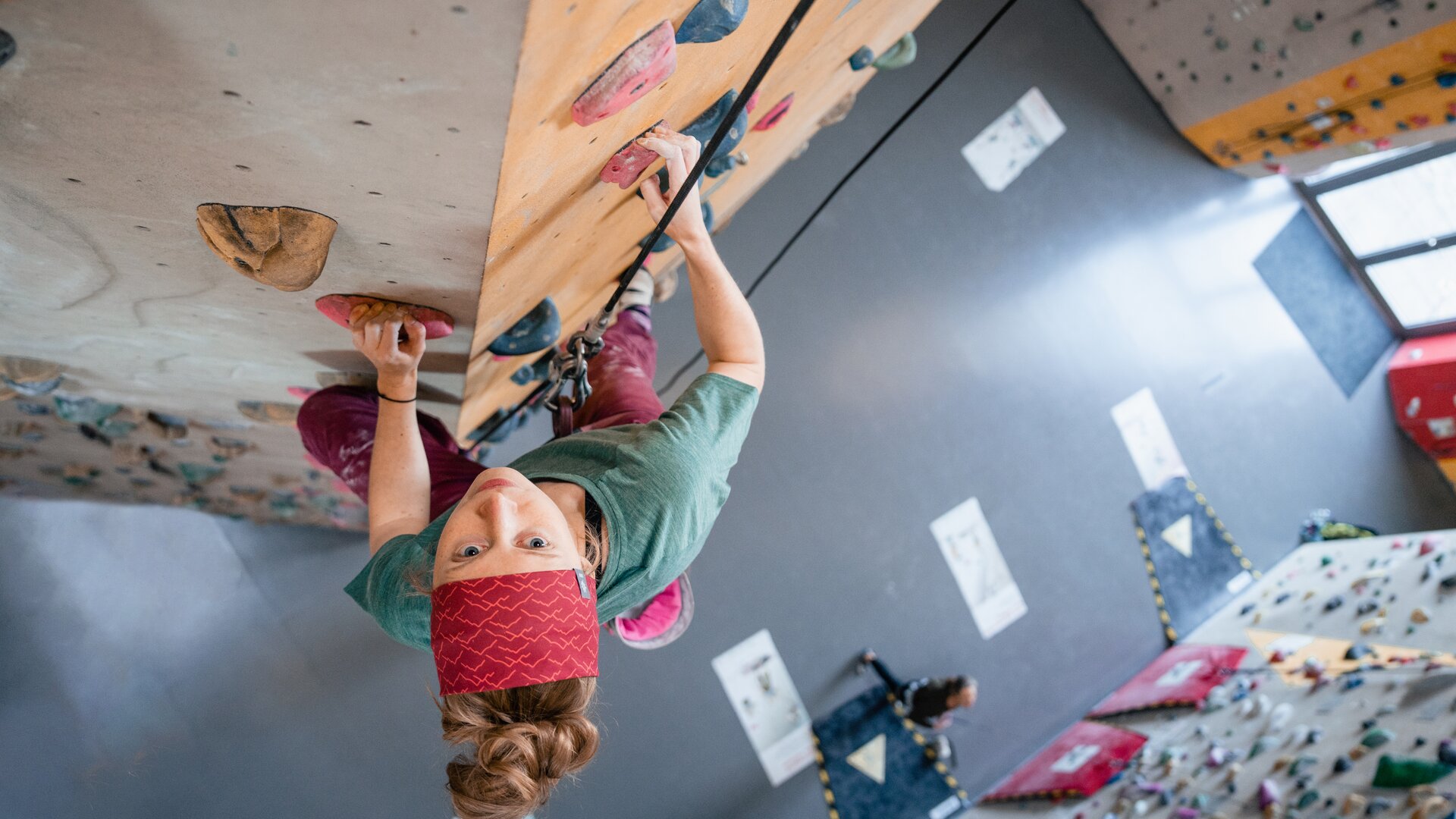 Boulder und Indoor-Klettern ist bei vielen DAV-Sektionen möglich | © DAV/Marisa Koch Eine Frau klettert in einer Kletterhalle, ihr Partner sichert sie. | © DAV/Marisa Koch