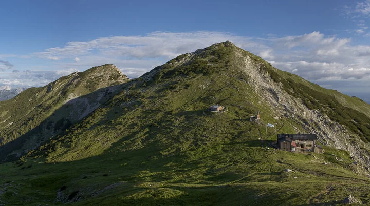 Panoramaaufnahme: Weilheimer Hütte im Sommer | © DAV/Christian Weiermann